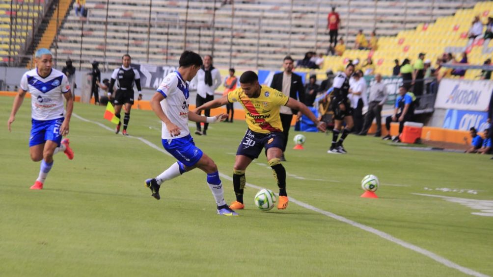 Jugadores de Morelia y Celaya disputando un balón en Semifinal