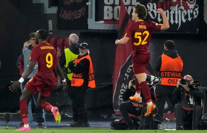 Edoardo Above festejando su gol ante el Bayer Leverkusen