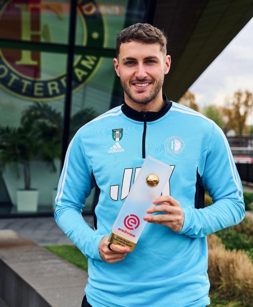 Santi Giménez recibiendo un premio de la Eredivisie