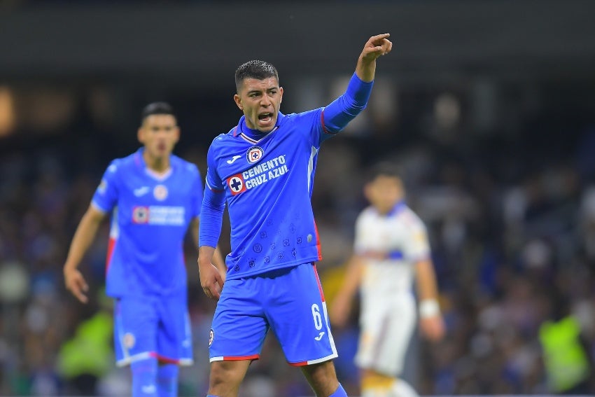 Erik Lira en un partido de Cruz Azul