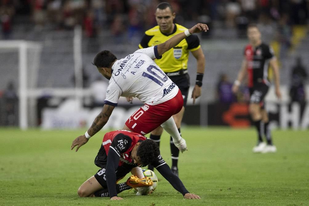 Alexis Vega disputa un balón en el Clásico Tapatío 