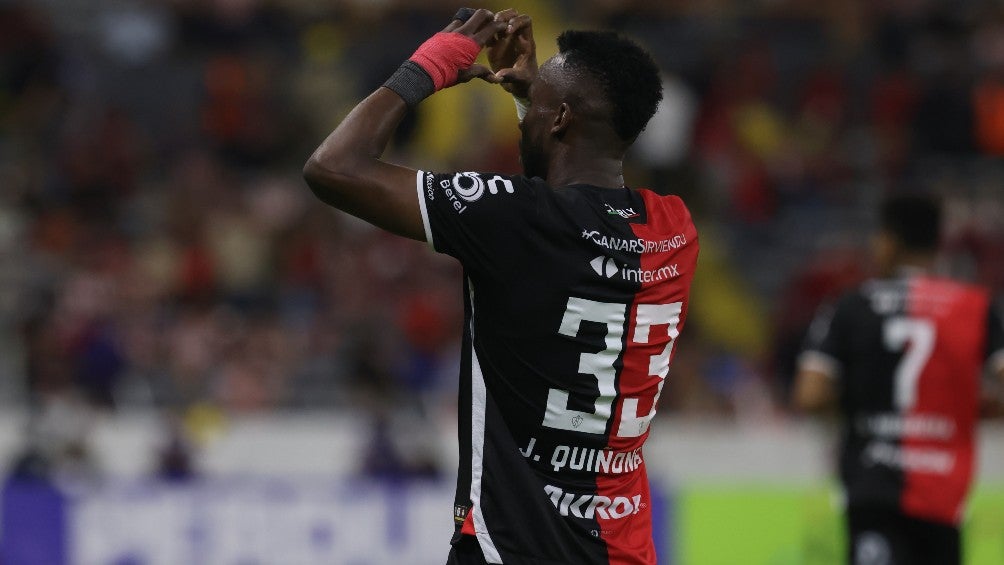 Julián Quiñones celebra su gol ante Chivas