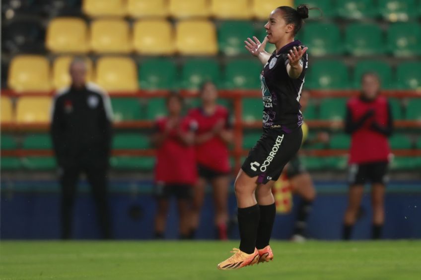 Charlyn Corral festeja su gol contra Cruz Azul