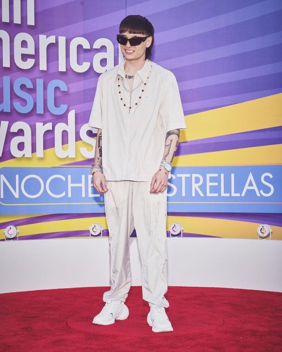 Peso Pluma en la alfombra de los Latin American Music Awards