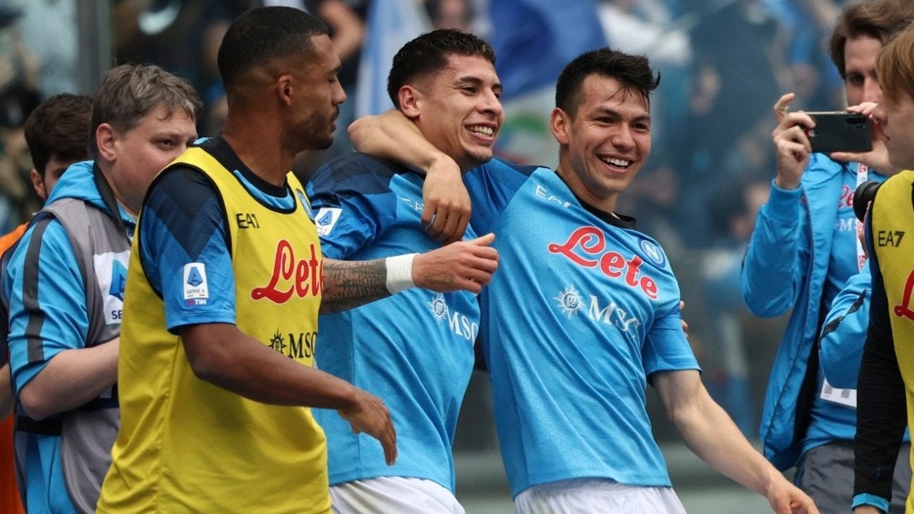 Hirving Lozano festeja un gol con sus compañeros en el Napoli