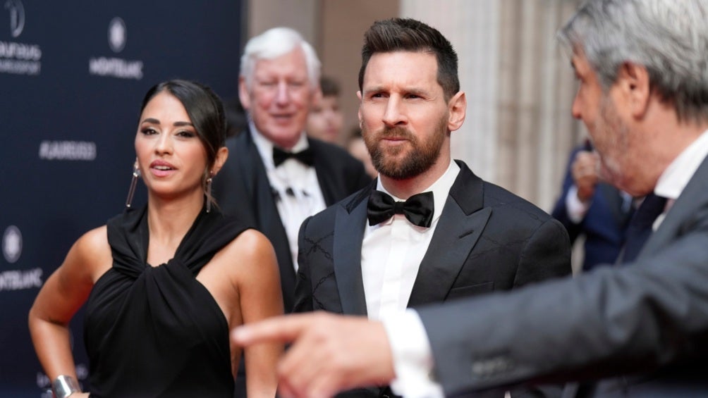 Messi y su esposa llegando a un evento