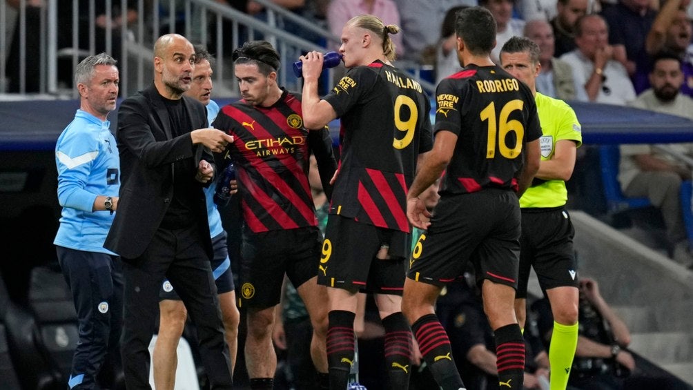 Pep Guardiola reparte indicaciones a sus jugadores