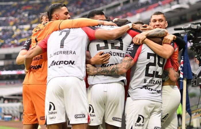 Jugadores de Atlas festejando el gol ante Cruz Azul en Repechaje