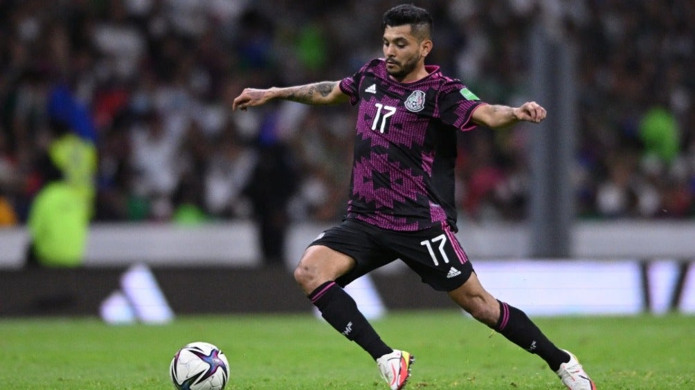 Tecatito jugando con la Selección