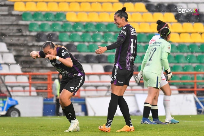 Jennifer Hermoso acompaña a Charlyn en el festejo del gol