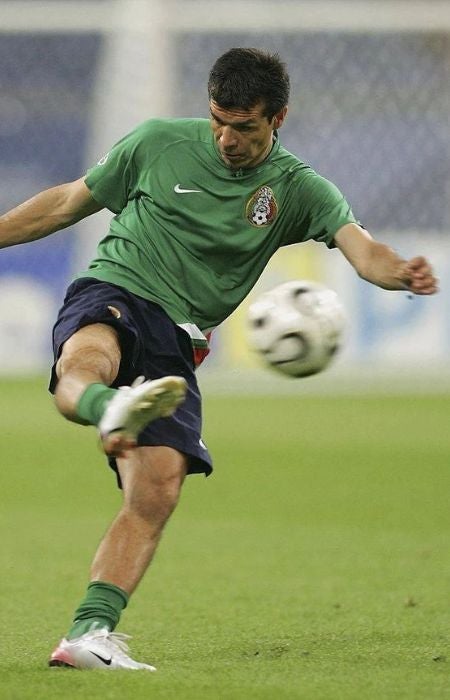 Jared Borgetti en un entrenamiento de la Selección Mexicana en 2002