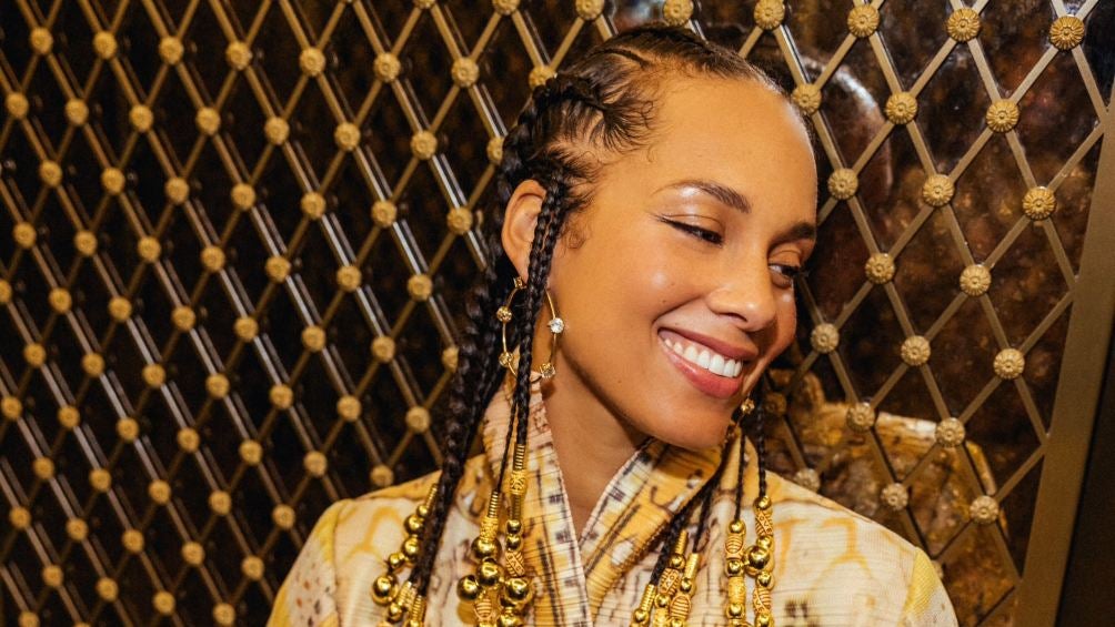 Alicia Keys muestra su bella sonrisa