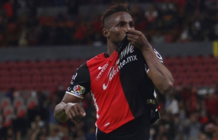 Julián Quiñones festejando un gol con Atlas