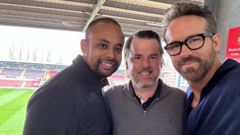 Ryan Reynolds se toma una foto con amigos en el estadio del club