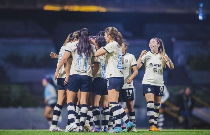 Jugadoras de América Femenil celebrando un gol