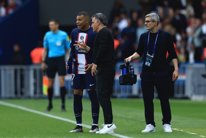 Christophe Galtier hablando con Mbappé en un partido