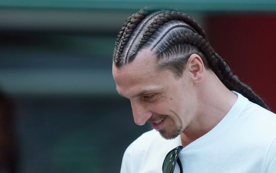 Zlatan Ibrahimovic luciendo sus trenzas en las calles de Milan