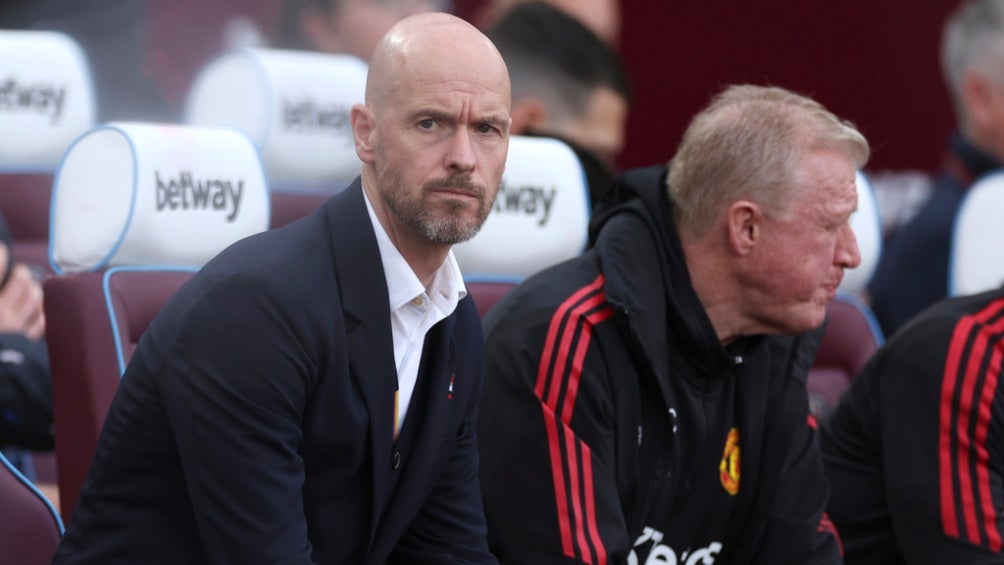 Erik ten Hag en el banquillo antes de enfrentar al West Ham