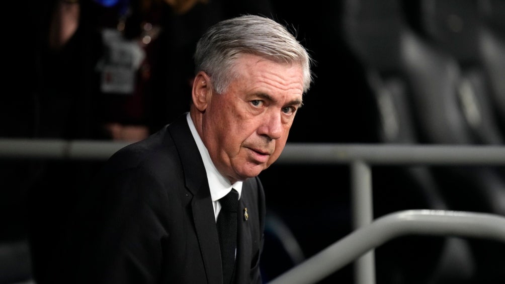 Ancelotti lanza una mirada seria hacia el campo