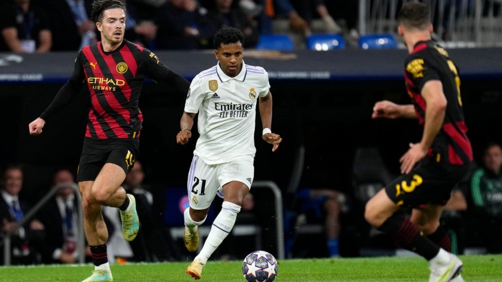 Rodrygo conduce la esférica frente al Manchester City