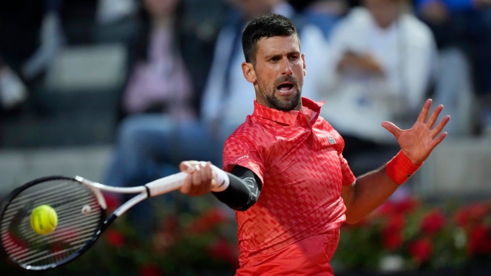 Djokovic pega su derecha frente a Etcheverry