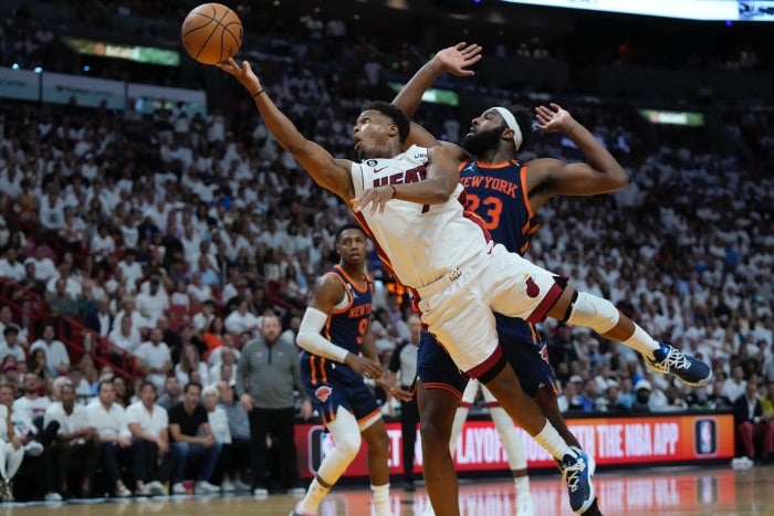 Kyle Lowry busca encestar durante el juego