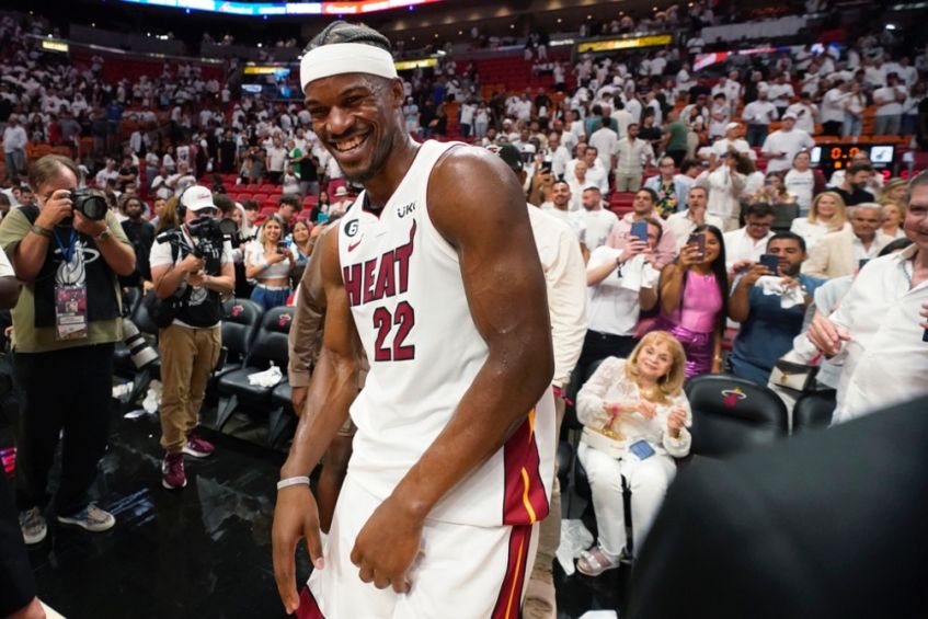 Jimmy Butler sonríe al terminar el partido frente a los Knicks