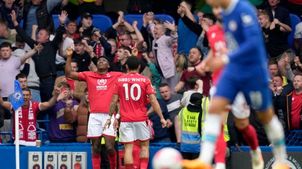 Taiwo Awoniyi levanta la mirada al cielo y la gente a su espalda festeja