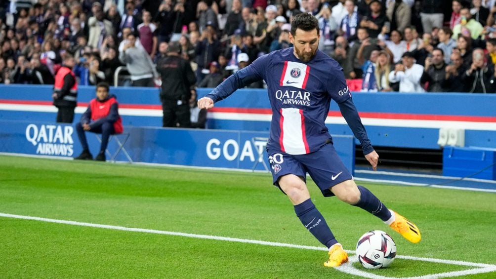 Messi cobrando un tiro de esquina