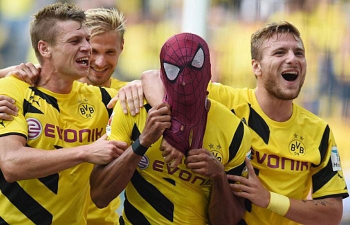 Pierre-Emerick Aubameyang festejando como Spiderman