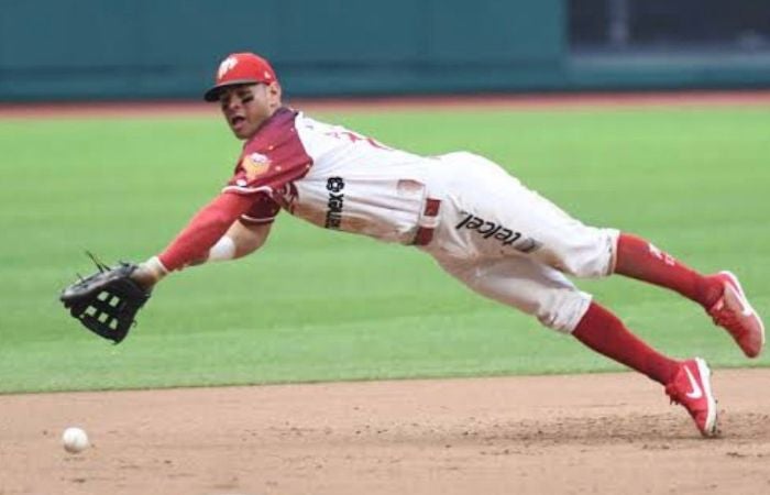 Emmanuel Ávila haciendo una jugada en tercera con Diablos