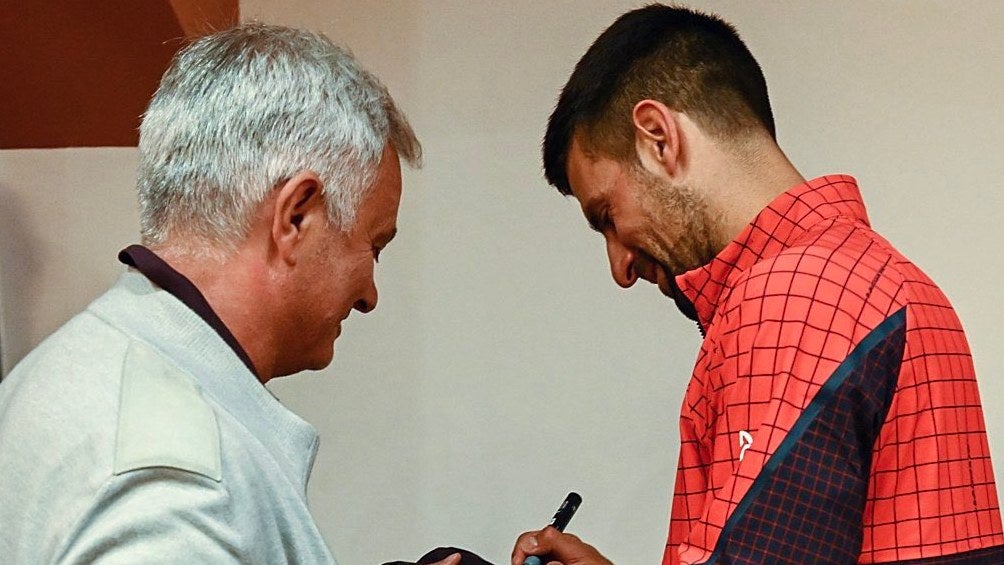 Djokovic le firma una gorra a José Mourinho