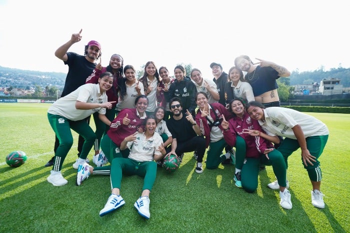 Las futbolistas se toman una foto con los integrantes de Morat