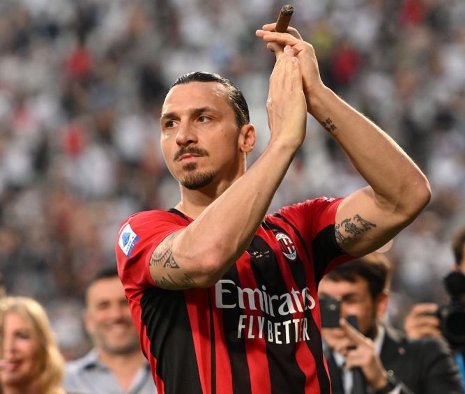 Zlatan Ibrahimovic luciéndose con la playera del Milan