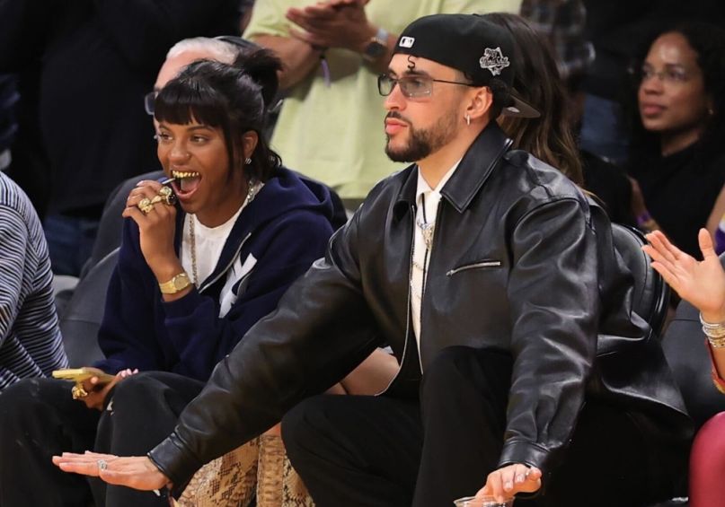 Bad Bunny durante el partido de los Lakers vs Warriors