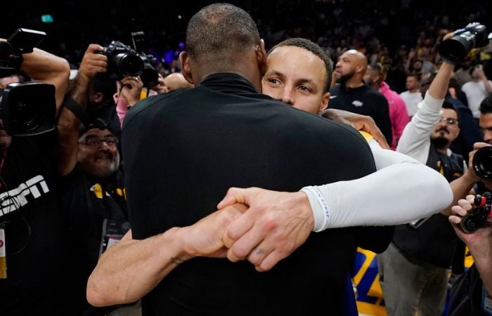 Lebron James y Stephen Curry al final del Juego 6