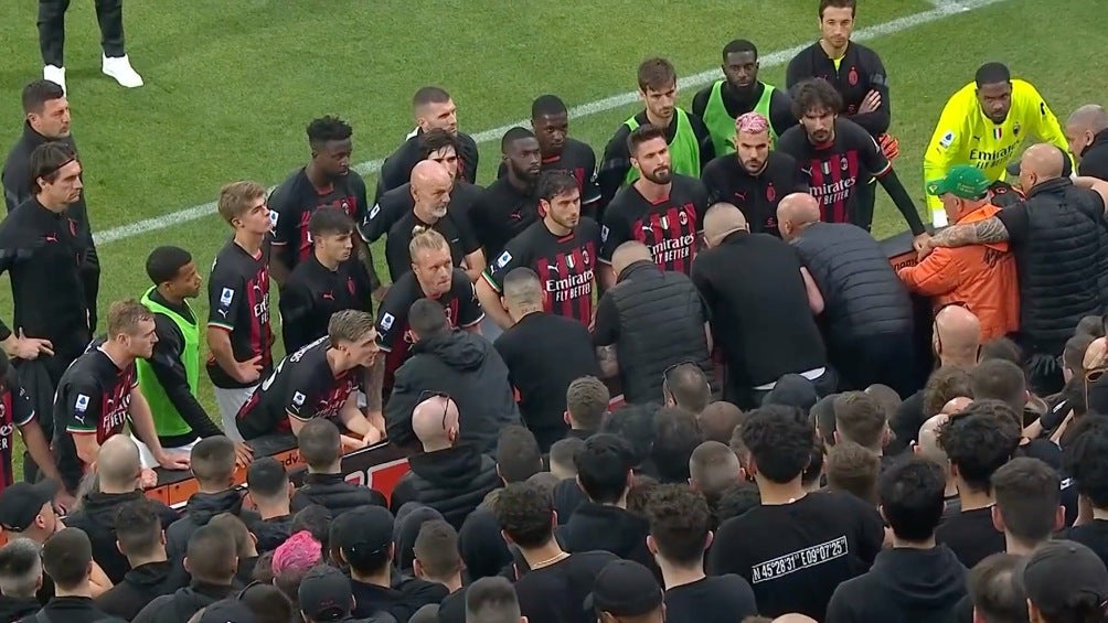 Futbolistas del Milán hablando con la afición