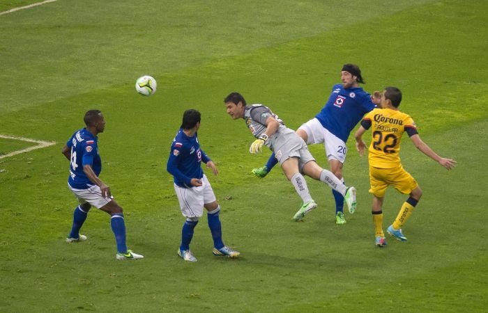 Moises Muñóz rematando ante Cruz Azul en la Final 