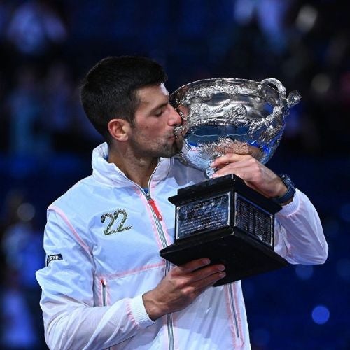 Novak Djokovic con el título del Australian Open