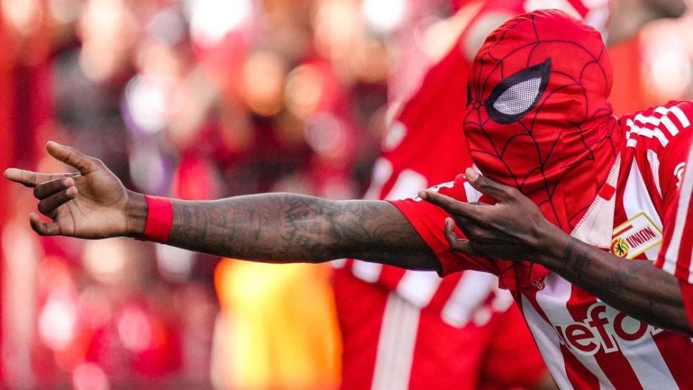 Sheraldo Becker celebrando como Spiderman con el Unión Berlín