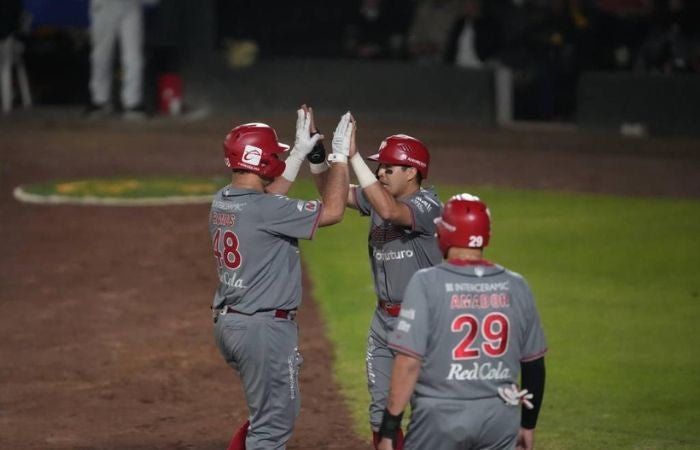 Roberto Ramos festejando una carrera con Diablos ante Pericos 