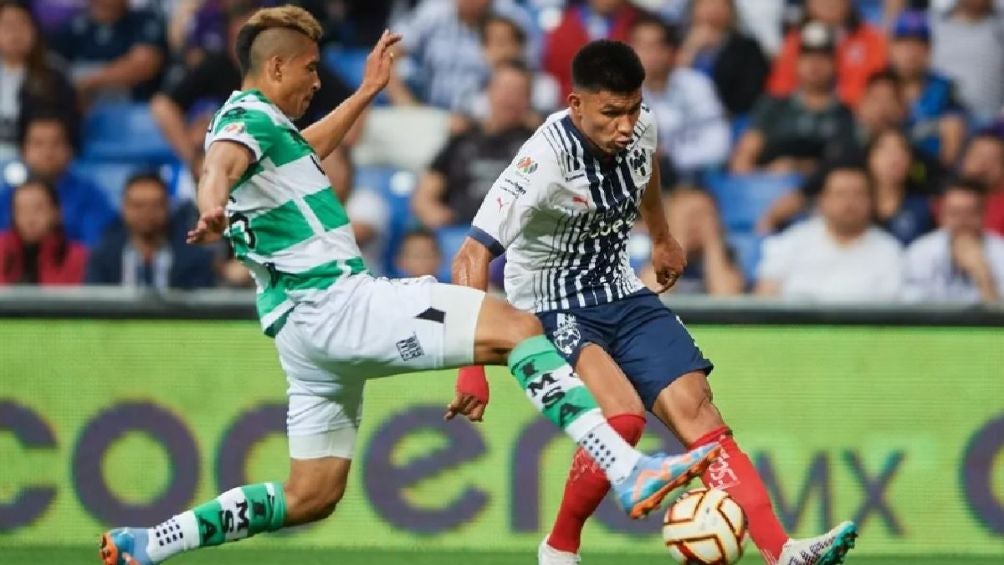 Emerson Rodríguez y Jesús Gallardo disputando un balón