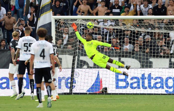 Momento del gol de Esposito del Spezia ante Milan