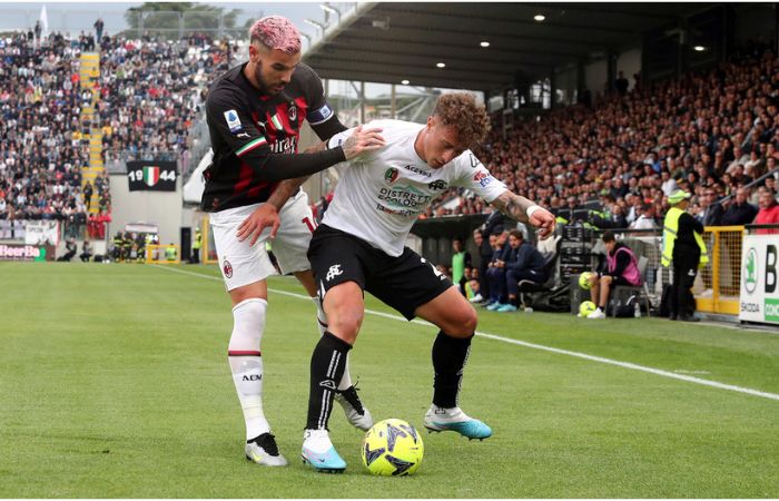 Théo Hernández y jugador del Spezia disputando un balón