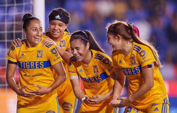 Jugadoras de Tigres Femenil festejando un gol 