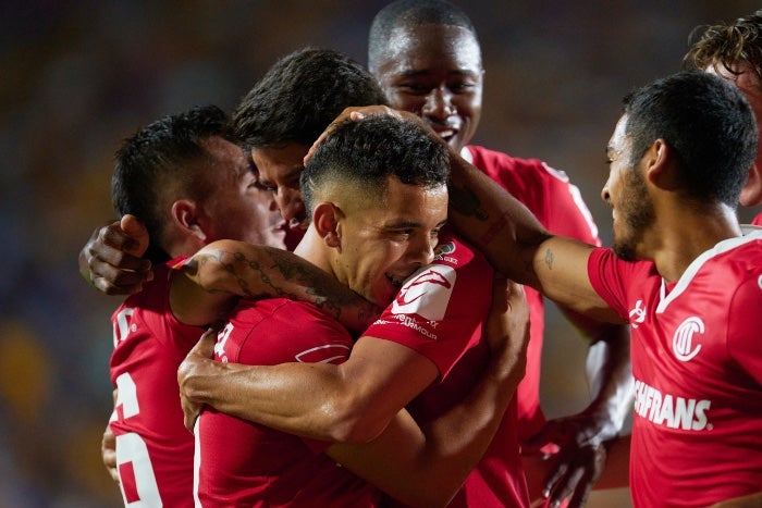 Jugadores de Toluca celebran el gol de Leo Fernández