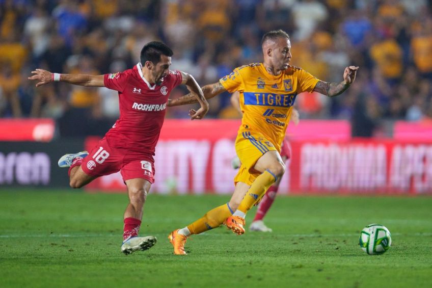 Fernando Navarro y Nico López pelean por el balón 