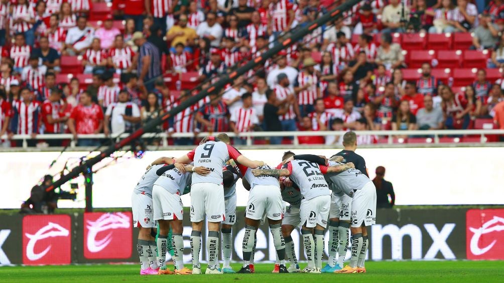 Jugadores del Atlas se reúnen previo al inicio del partido