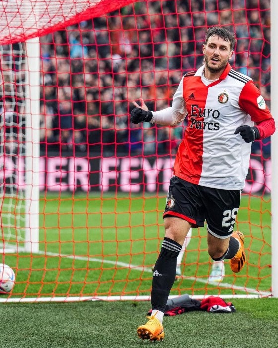 Santi Giménez tras marcar un gol