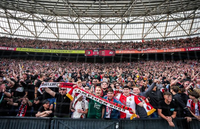 Afición del Feyenoord festejando el título